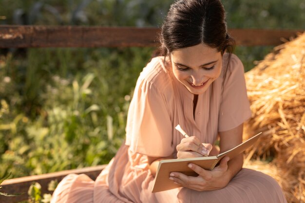 Mujer sonriente escribiendo plano medio