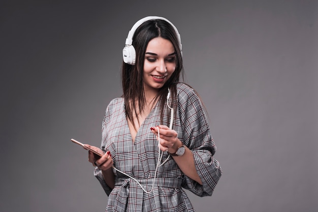 Foto gratuita mujer sonriente escuchando música