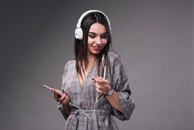 Mujer sonriente escuchando música