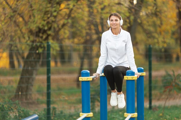 Mujer sonriente escuchando música