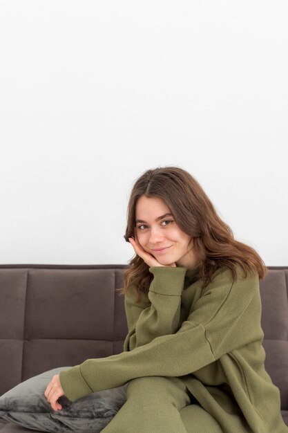 Mujer sonriente de espacio de copia