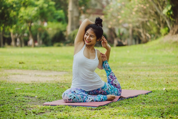 Mujer sonriente estirando