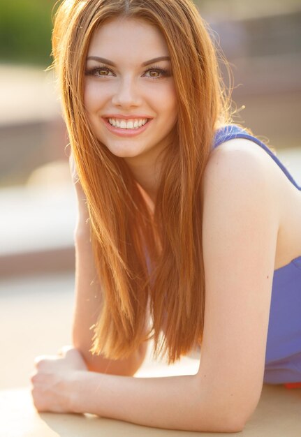 mujer sonriente feliz al aire libre