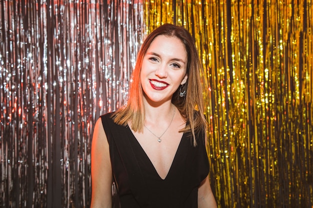 Mujer sonriente en fiesta de año nuevo