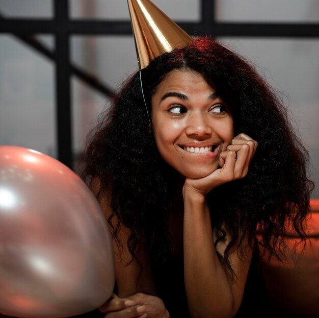 Mujer sonriente en la fiesta de fin de año