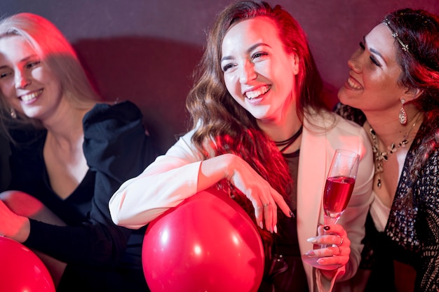 Foto gratuita mujer sonriente en fiesta con globo