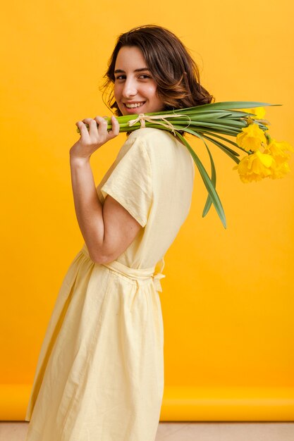 Mujer sonriente con flores