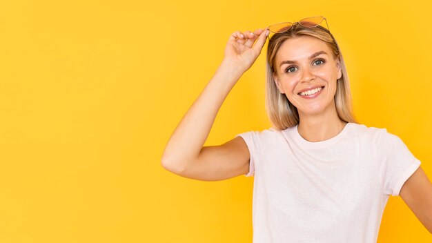 Mujer sonriente con fondo amarillo