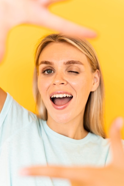 Mujer sonriente con fondo amarillo