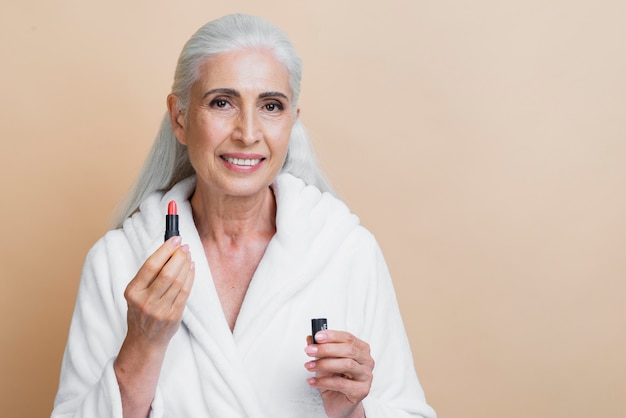 Mujer sonriente frontal con lápiz labial