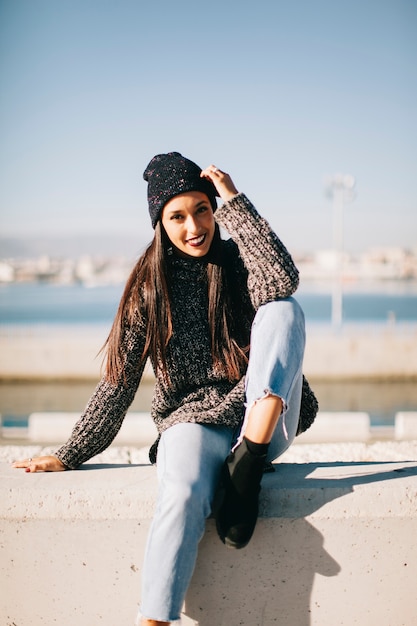 Foto gratuita mujer sonriente fuera