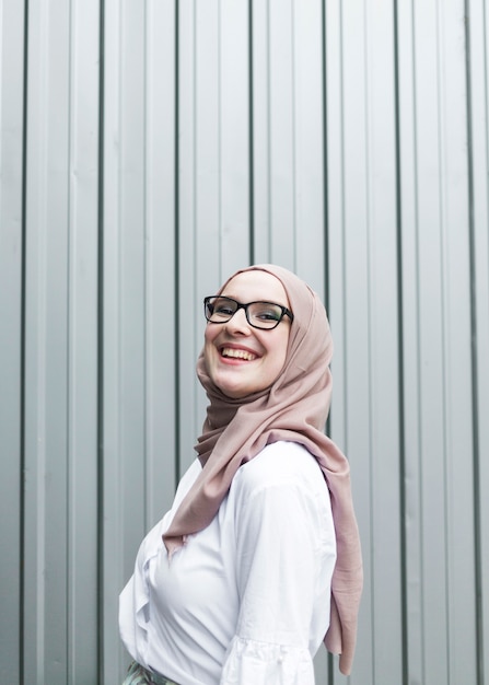 Mujer sonriente con gafas y hijab
