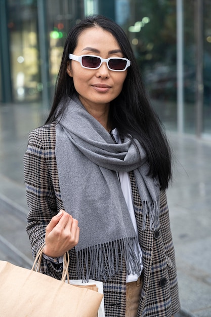 Mujer sonriente con gafas de sol