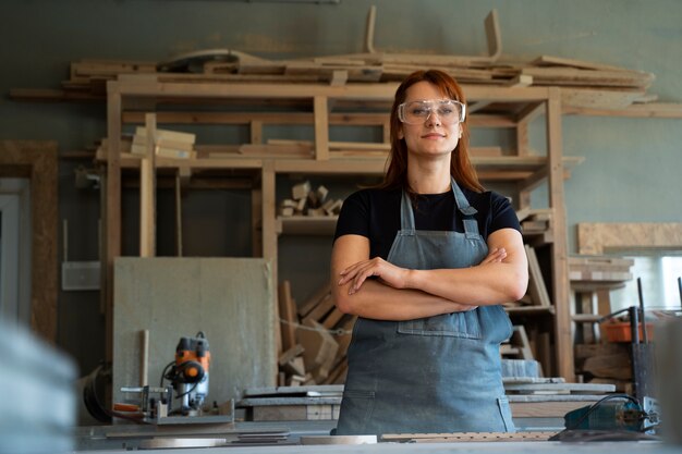 Mujer sonriente con gafas de tiro medio