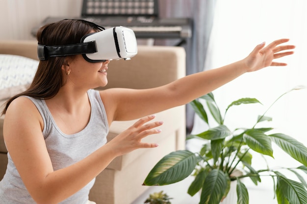 Mujer sonriente con gafas vr