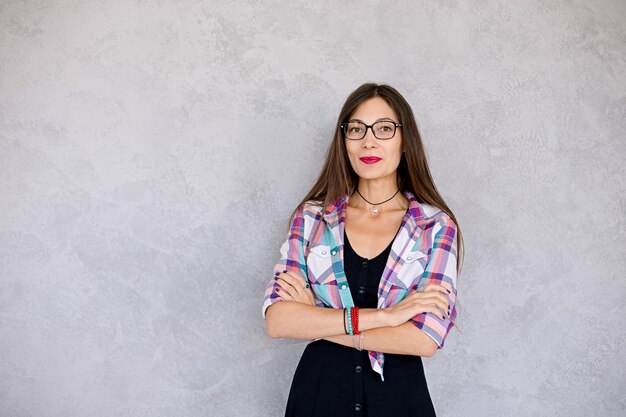 Mujer sonriente con gafas