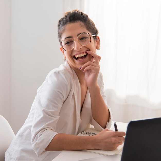 Mujer sonriente con gafas