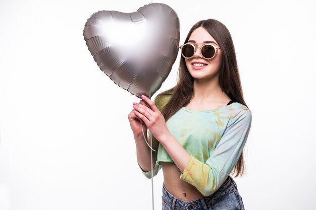 Mujer sonriente con globo de corazón.