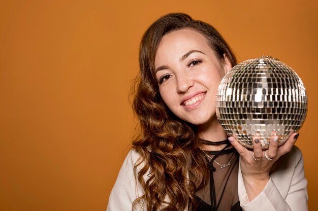 Mujer sonriente con globo de fiesta