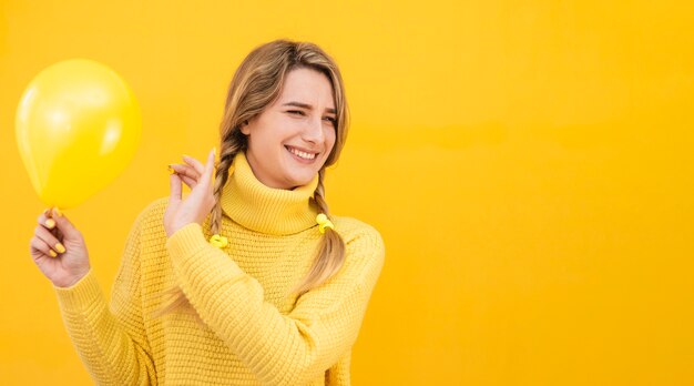 Mujer sonriente con globo