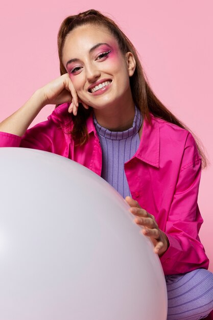 Mujer sonriente con globos tiro medio