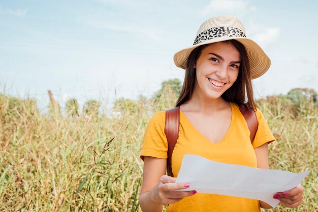 Mujer sonriente con gorro mirando a la cámara