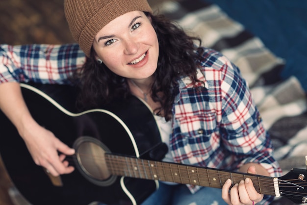 Mujer sonriente con guitarra