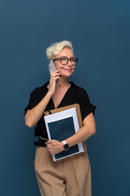 Foto gratuita mujer sonriente hablando por teléfono plano medio