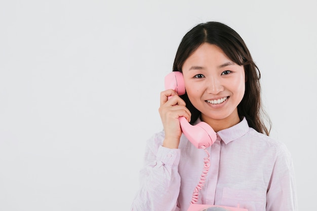 Mujer sonriente hablando por telefono