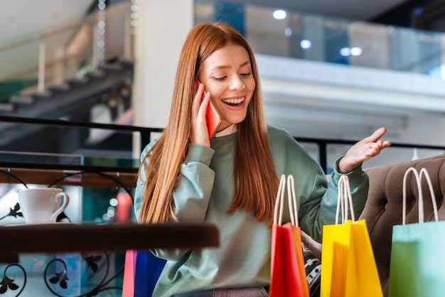 Mujer sonriente hablando por teléfono