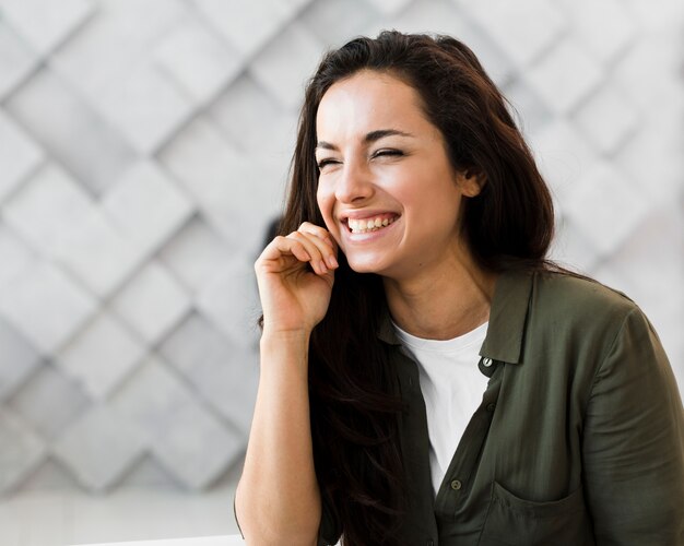 Mujer sonriente hablando por teléfono