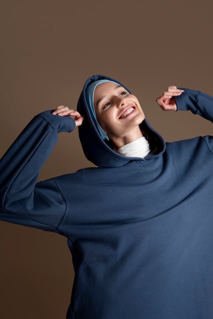 Mujer sonriente con hijab tiro medio