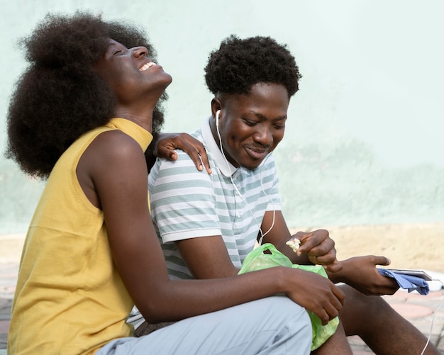 Mujer sonriente y hombre escuchando música