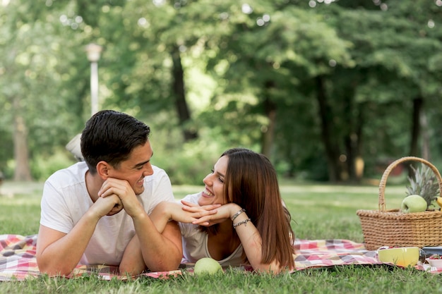 Mujer sonriente y hombre mirando el uno al otro