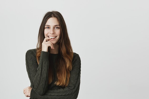 Mujer sonriente interesada escucha buena idea, plan