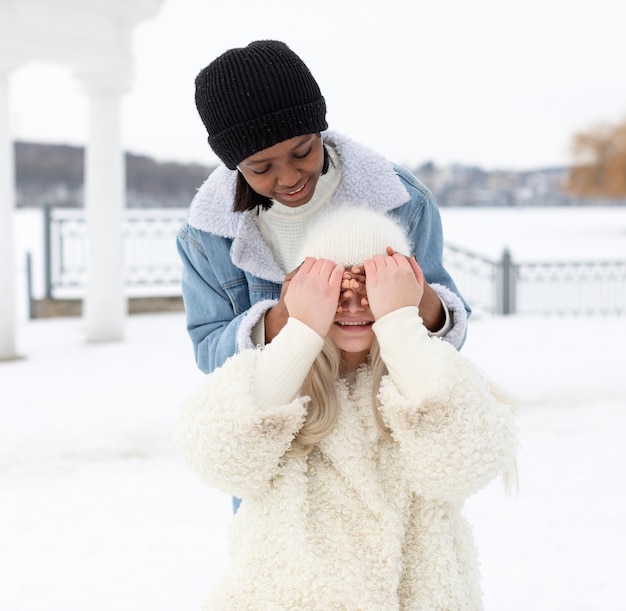 Foto gratuita mujer sonriente invierno tiro medio