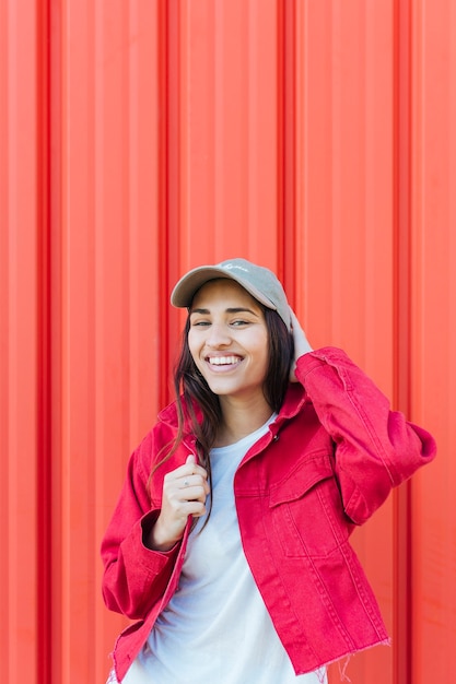 Mujer sonriente joven hermosa que mira la cámara