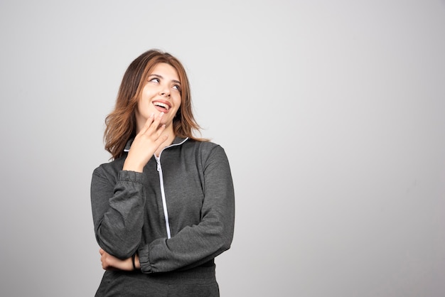 Mujer sonriente joven de pie y posando.