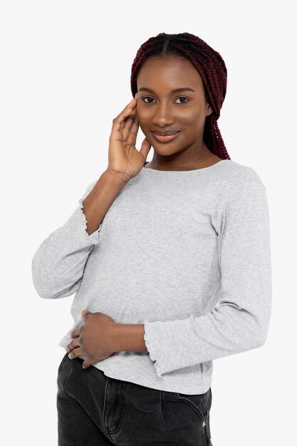 Mujer sonriente joven con tiro medio de camisa en blanco