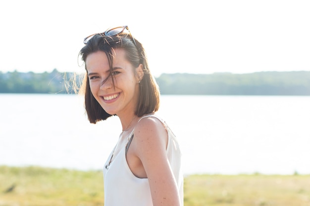 Mujer sonriente de lado mirando a cámara