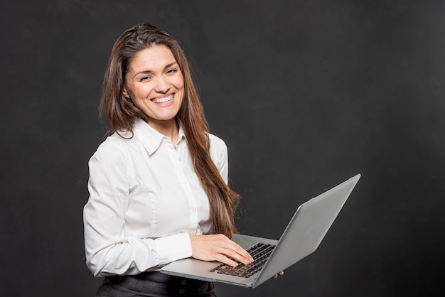 Mujer sonriente con laptop