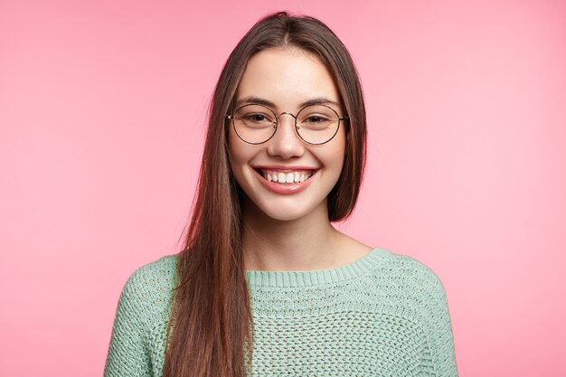 Mujer sonriente, con, largo, pelo lacio