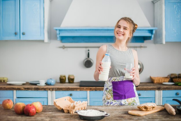 Mujer sonriente con leche