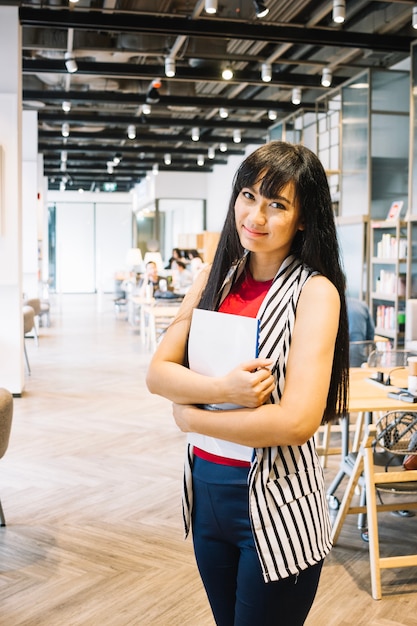 Foto gratuita mujer sonriente con libro