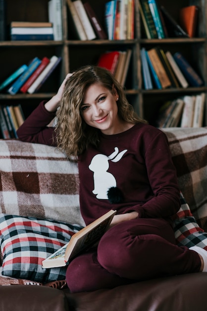 Mujer sonriente con libro