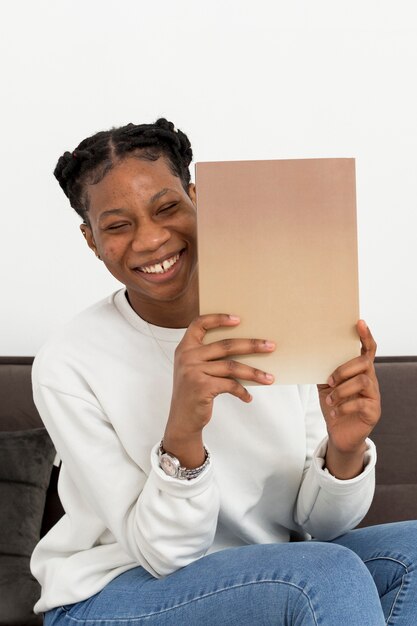 Mujer sonriente con libro