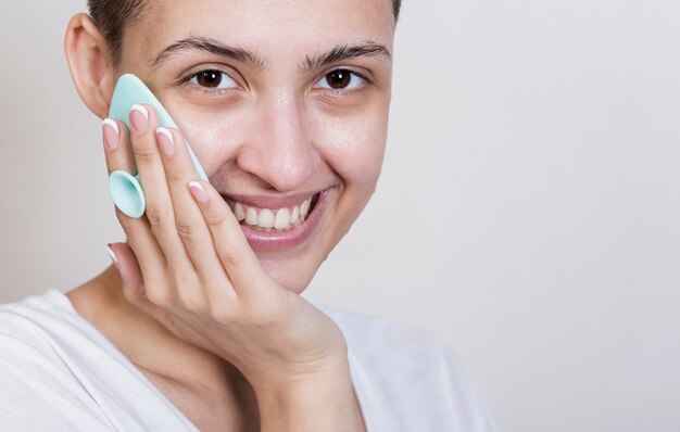 Mujer sonriente, limpieza, cara