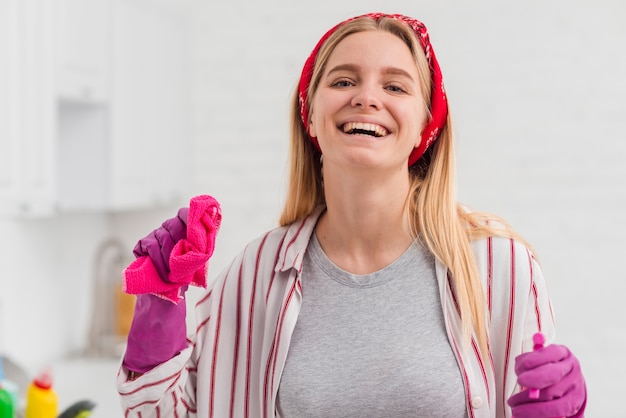 Mujer sonriente, limpieza, casa