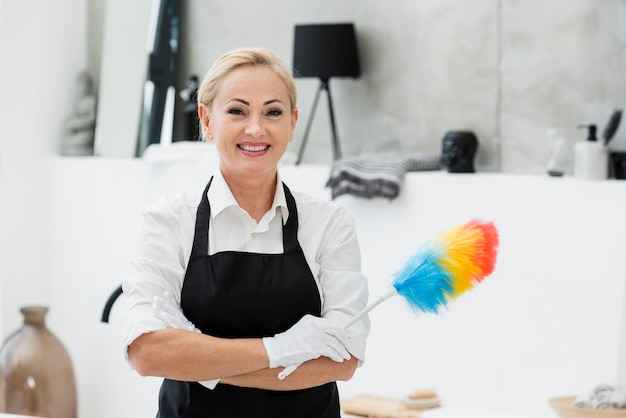 Mujer sonriente, limpieza