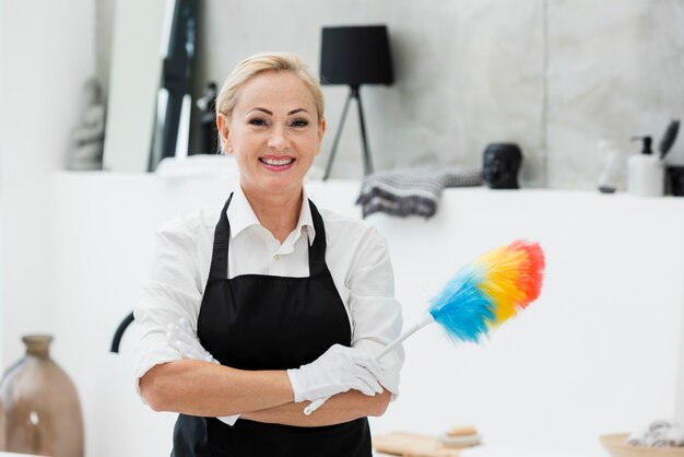 Mujer sonriente, limpieza